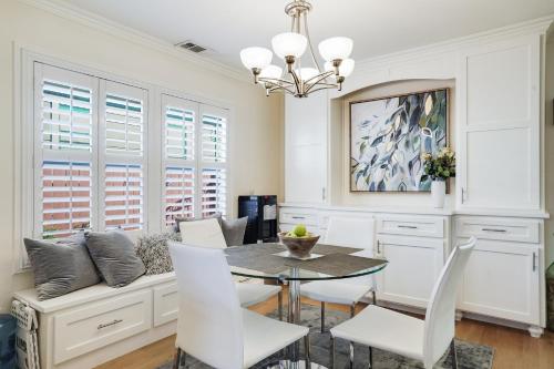 Un lugar para sentarse en Relax in a Gorgeous 6 Person Quaint Home