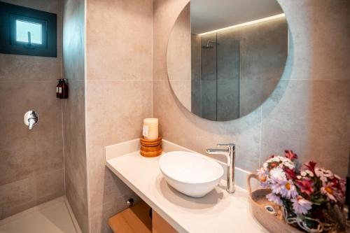 a bathroom with a sink and a mirror at Hotel De Cielo in Tupungato
