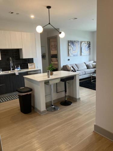 een keuken en een woonkamer met een wit eiland in een kamer bij Luxury 5 Star Apartment in Atlanta