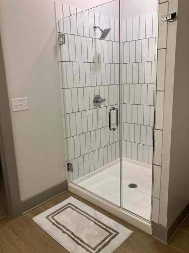W łazience znajduje się prysznic ze szklanymi drzwiami. w obiekcie Luxury 5 Star Apartment w Atlancie