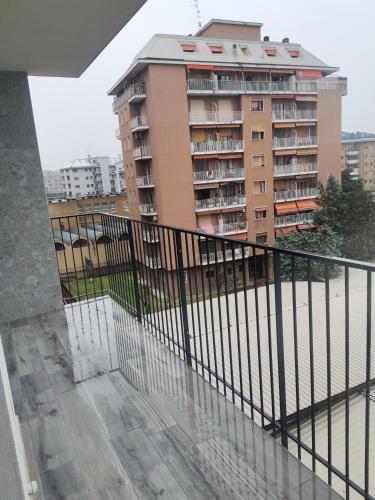 un balcón con un gran edificio de apartamentos en el fondo en B&B Portello Le Terrazze 1 en Milán