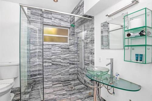 uma casa de banho com um chuveiro, um lavatório e um WC. em Bright Luxe Home Central Area em Miami