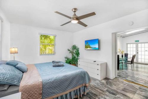 um quarto com uma cama e uma ventoinha de tecto em Bright Luxe Home Central Area em Miami