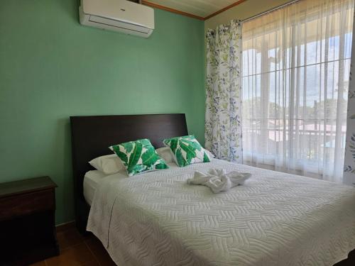 1 dormitorio con 1 cama grande y ventana en Volcano View Apartment en Fortuna