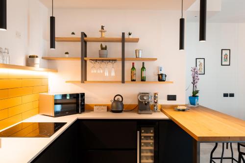 a kitchen with a counter top with a microwave at TommyHouse in Borso del Grappa
