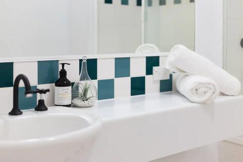 a bathroom counter with a sink and a mirror at Trinity Beach Resort 2BR Apt, Pools, 500m to beach in Trinity Beach