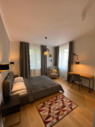 1 dormitorio con 1 cama y escritorio en una habitación en Comfort Garden View Apartment, en Cracovia