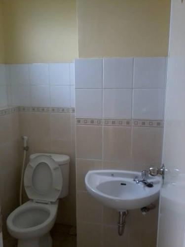łazienka z toaletą i umywalką w obiekcie Otel Hotel w mieście Sentool