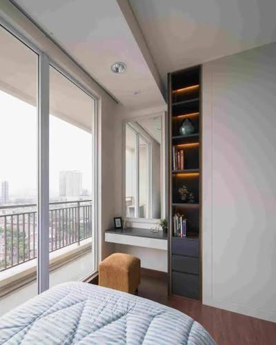 ein Schlafzimmer mit einem Bett und einem großen Fenster in der Unterkunft Otel Hotel in Sentool