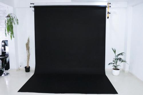 a black yoga mat on a floor in a room with plants at Apartment studio fotografico in Huancayo