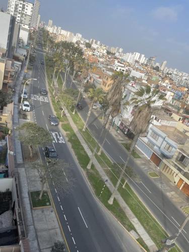 una vista aérea de una calle de la ciudad con palmeras en santa emma 701, en Lima
