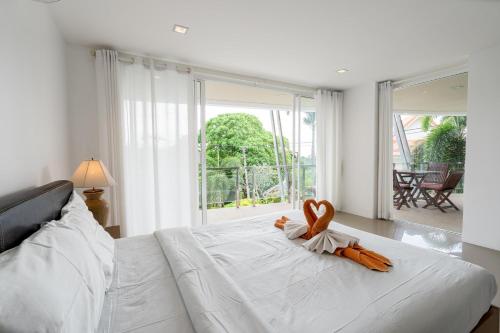 een slaapkamer met een groot bed en een groot raam bij 2br Seaview, Long Beach, Lanta Loft 2a in Koh Lanta