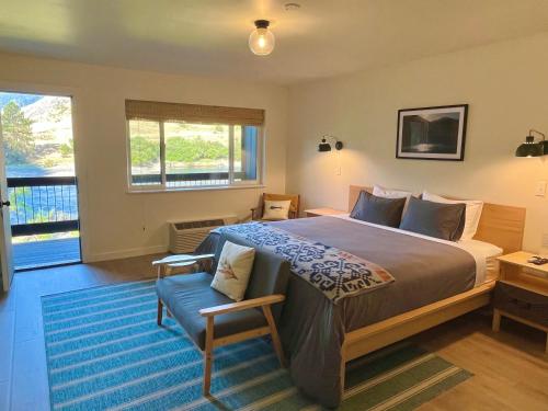 een slaapkamer met een groot bed en een blauw tapijt bij Steelhead Lodge in Lucile