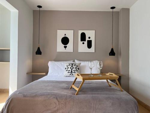 1 dormitorio con 1 cama con mesa de madera en Loft Iconic de lujo en Sabaneta, en Sabaneta