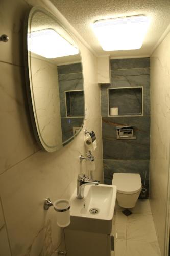 Bilik mandi di Ema Artistic House