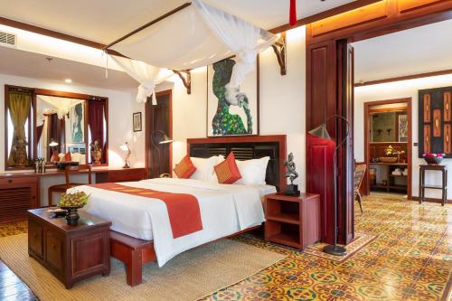 een slaapkamer met een groot bed in een kamer bij Montra Nivesha residence and Art in Siem Reap