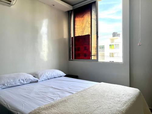 1 dormitorio con cama blanca y ventana en Serenity Cerca CC Los Mayales en Valledupar