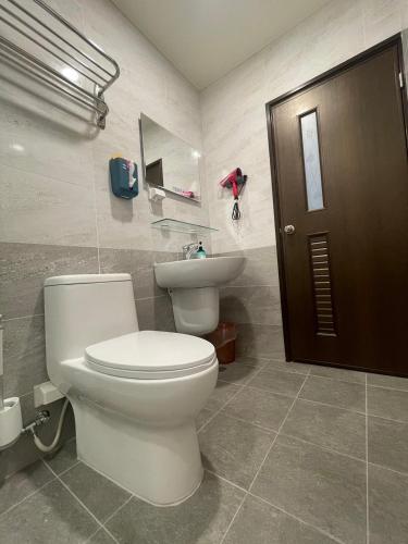 a bathroom with a toilet and a sink at Mian Bao Homestay in Magong