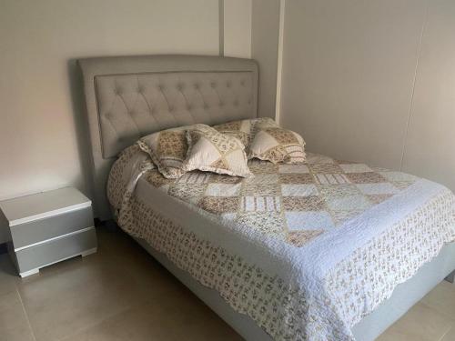 1 cama con edredón y almohadas en Apartamento en Pereira excelente ubicación, en Pereira