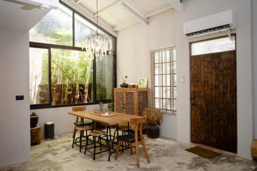 a dining room with a wooden table and chairs at Lermite Life in Ruifang