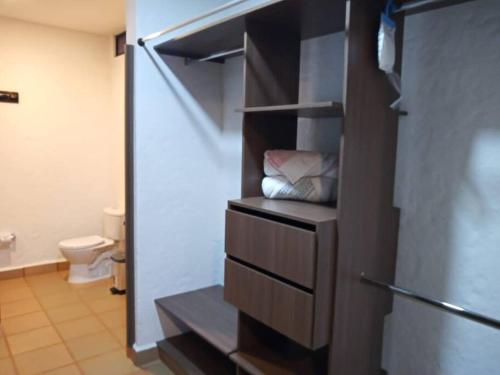 una stanza con un armadio con una scala e un bagno di Finca Mi Paraíso. Acogedora casa de campo a 5 minutos de Salento a Salento