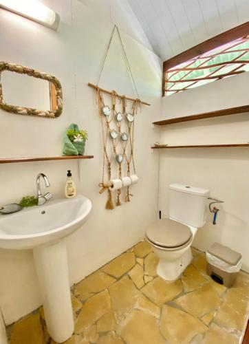 La salle de bains est pourvue de toilettes et d'un lavabo. dans l'établissement Poe Guesthouse, à Avatoru