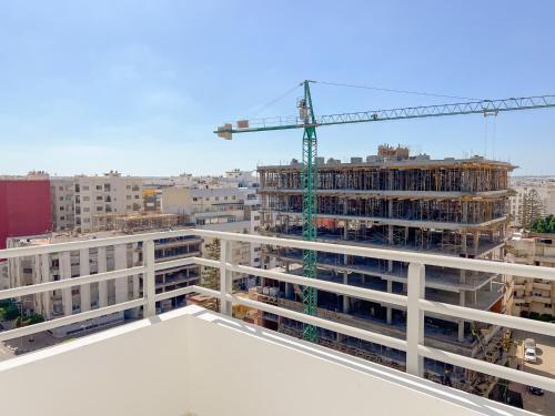 um estaleiro de construção com uma grua e edifícios em Appartement en plein centre ville em Kenitra