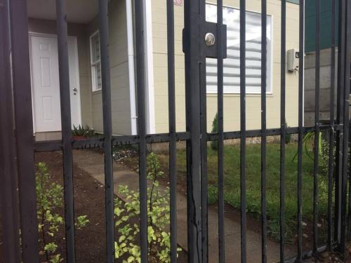 une clôture en fer noir devant une maison dans l'établissement Casa Aloe Villarrica con Aire Acondicionado, à Villarrica