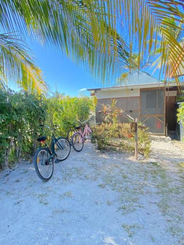 阿瓦托魯的住宿－Poe Guesthouse，两辆自行车停在房子前面