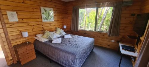 Postel nebo postele na pokoji v ubytování Forest Peak Motel