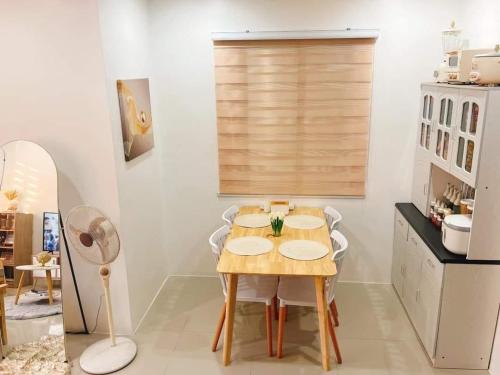 una sala da pranzo con tavolo e sedie in legno di Masha Bear Residence a Rodriguez