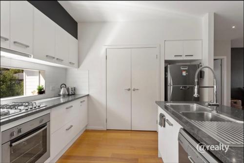 Dapur atau dapur kecil di Coastal Tones