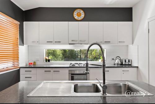 Dapur atau dapur kecil di Coastal Tones