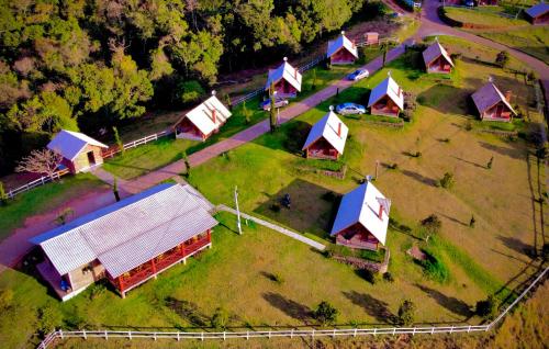 una vista aérea de un pequeño pueblo con casas en Pousada Vista do Paraíso, en Monte Verde