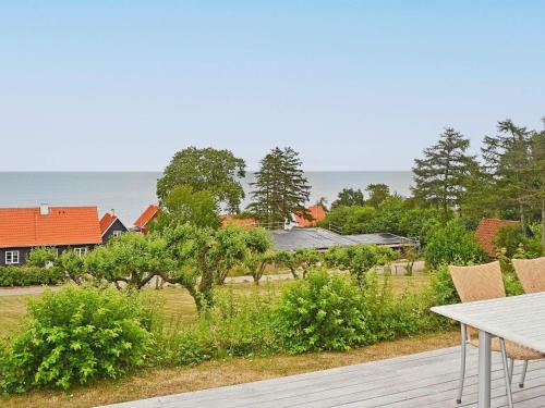 Ein Blick auf den Pool von der Unterkunft Holiday home Svaneke LXXXVII oder aus der Nähe