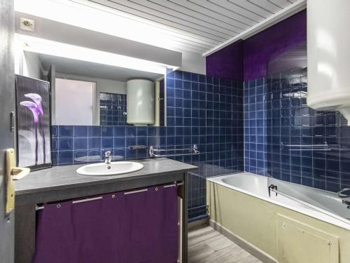 a bathroom with purple tiles and a sink and a tub at Studio lumineux pour 3 personnes près des pistes, cheminée électrique - FR-1-400-118 in Eaux-Bonnes