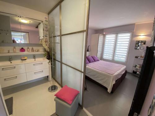 - une petite salle de bains avec un lit et un miroir dans l'établissement Confortable appt 2 pièces avec grande terrasse, clim, garage, proche mer et commerces - FR-1-226A-165, à Fréjus