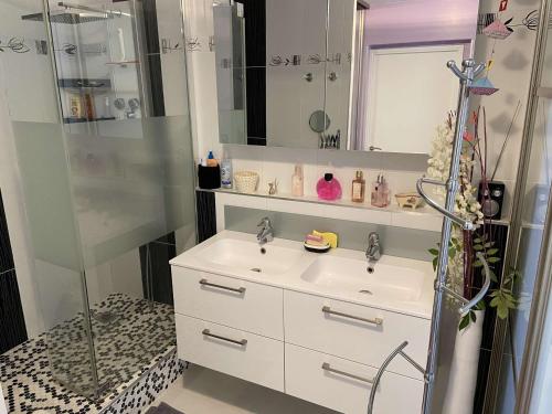 une salle de bain avec un lavabo blanc et une douche dans l'établissement Confortable appt 2 pièces avec grande terrasse, clim, garage, proche mer et commerces - FR-1-226A-165, à Fréjus