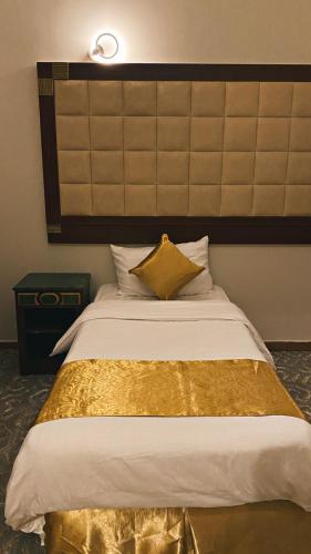 Ein Bett oder Betten in einem Zimmer der Unterkunft اضواء المدينة ركن للشقق المخدومة