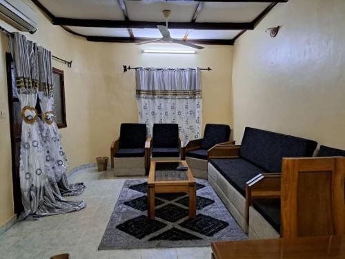 sala de estar con sofás y mesa en Villa 2 chambres-Salon, en Ouagadougou