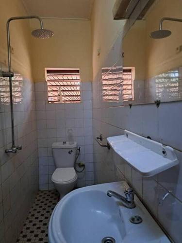 bagno con lavandino e servizi igienici di Villa 2 chambres-Salon a Ouagadougou