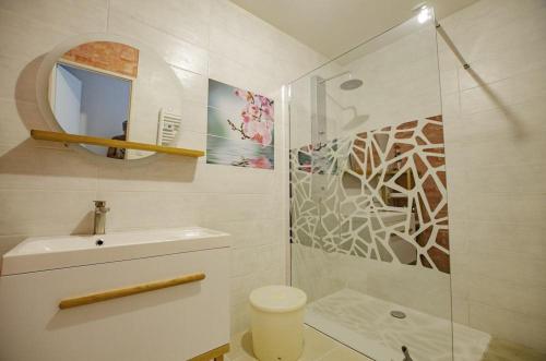 y baño con ducha, aseo y lavamanos. en La petite maison rose, en Saint-Mards-en-Othe