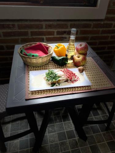 a table with a plate of food and a basket of fruit at VILLAZOL CABAÑAS in Zacatlán