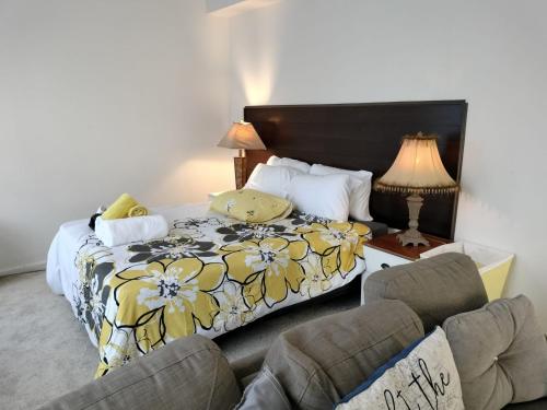 ein Hotelzimmer mit einem Bett und einem Sofa in der Unterkunft Gorgeous ,stylish and Beautiful Luxury Apartment with stuning Downtown View.Featuring American and French style in Frederick