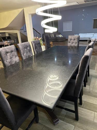 a black table with chairs sitting around it at La casa de luz in Concepción de Ataco