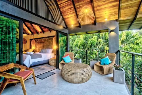 Namu Garden Hotel & Spa في بويرتو فيجو: غرفة نوم في فيلا مع سرير على فناء
