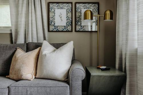 Χώρος καθιστικού στο NEWLY Listed! Westlake Stylish