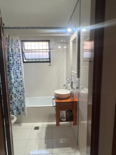 a bathroom with a sink and a bath tub at Casa Kime in Tortuguitas