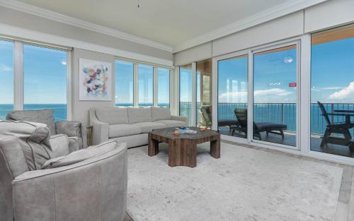 Una sala de estar con vista al mar. en Phoenix Orange Beach 2106 condo, en Orange Beach