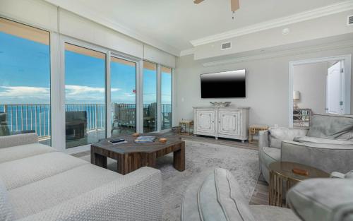 Una sala de estar con un sofá y un televisor. en Phoenix Orange Beach 2106 condo, en Orange Beach